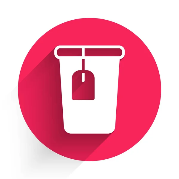 Biały kubek z ikoną torebki herbaty izolowane z długim tle cień. Czerwony przycisk. Wektor — Wektor stockowy