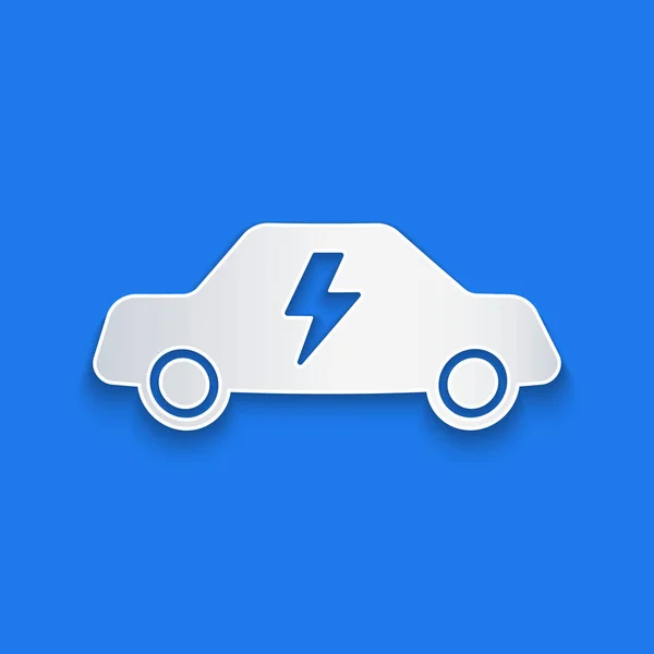 Papier gesneden Elektrische auto en elektrische kabel plug opladen pictogram geïsoleerd op blauwe achtergrond. Duurzame eco-technologieën. Papierkunst stijl. Vector — Stockvector