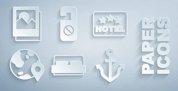 Set Hotelzimmer Bett, Schild mit Text, Lage auf der Erdkugel, Anker, Bitte nicht stören und Foto-Symbol. Vektor — Stockvektor