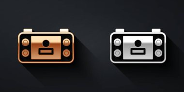 Siyah arkaplanda altın ve gümüş taşınabilir oyun konsolu simgesi izole edildi. El bilgisayarı oyun konsolu. Uzun gölge tarzı. Vektör