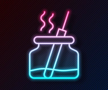 Parlayan neon hattı Aroma dağıtıcı simgesi siyah arkaplanda izole edildi. Cam kavanoz, ahşap aroma çubuklarıyla farklı. Vektör