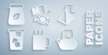 Bir fincan çay, çay poşeti, buz, saplı kettle, şeker ve ambalaj ikonu. Vektör