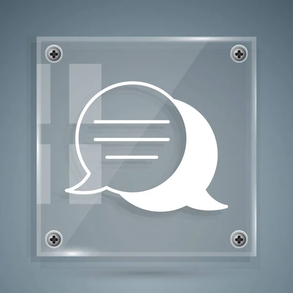 Icono de chat de burbuja de voz blanca aislado sobre fondo gris. Icono del mensaje. Comunicación o comentario símbolo de chat. Paneles cuadrados de vidrio. Vector — Vector de stock