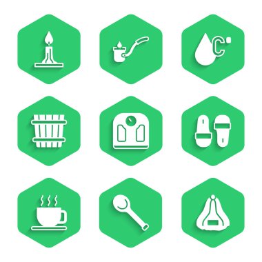 Banyo terazisi, sauna kepçesi, şapka, terlik, çay fincanı, kova, su sıcaklığı ve yanan mum ikonu hazırlayın. Vektör