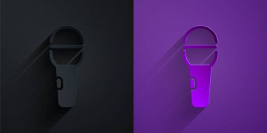 Kağıt kesiği mikrofon simgesi mor arkaplanda siyah üzerine izole edilmiş. Radyodaki mikrofondan. Sözcü işareti. Kağıt sanatı tarzı. Vektör