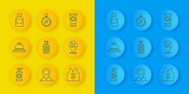 Güneş kremi spreyi şişesi, otel servis zili, bavul, can yeleği, uçak, viski, tüp içinde krema ve pusula simgesi. Vektör