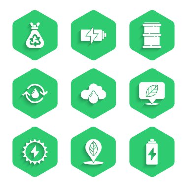 Bulut 'u yağmur, konum yaprağı, batarya, güneş enerjisi paneli, temiz su geri dönüşümü, fıçı ve çöp torbasının geri dönüşüm ikonu ile ayarla. Vektör