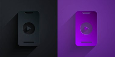 Kağıt kesiği Mor zemin üzerinde siyah üzerine izole edilmiş Online video oynatma simgesi. Akıllı telefon ve üzerinde oyun işareti olan film şeridi. Kağıt sanatı tarzı. Vektör.