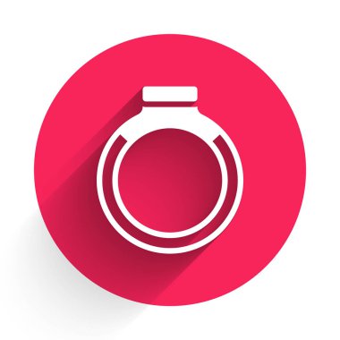 Beyaz altın yüzük ikonu uzun gölge arkaplan izole. Kırmızı daire düğmesi. Vektör