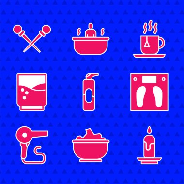 Saç spreyi için sprey kutusu, kasedeki deniz tuzu yanan mum, banyo terazisi, saç kurutma makinesi, suyla dolu bardak çay poşeti ve örgü iğnesi ikonu. Vektör