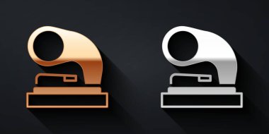 Altın ve gümüş renkli eski gramofon simgesi siyah arkaplanda izole edilmiş. Uzun gölge tarzı. Vektör