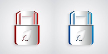 Kağıt kesiği, gri arka planda izole edilmiş geri dönüşüm simgesiyle kağıt kesiği. Geri dönüşüm sembollü çanta. Kağıt sanatı tarzı. Vektör