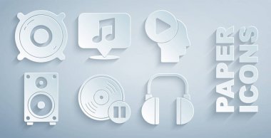 Vinil diski ayarla, çalma düğmesi olan baş insanlar, Stereo hoparlörü, kulaklıklar, müzik notaları konuşma balonu ve ikonu. Vektör
