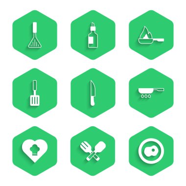 Set Bıçağı, çapraz çatal ve kaşık, omlet, kızartma tavası, şef şapkası, barbekü spatulası ve ikon. Vektör