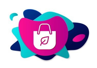 Beyaz zemin üzerinde geri dönüşüm simgesi olan renkli kâğıt alışveriş torbası. Geri dönüşüm sembollü çanta. Sıvı şekilli soyut pankart. Vektör.