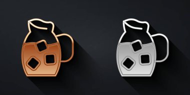 Siyah zemin üzerinde su ikonu olan altın ve gümüş sürahi. Su için çaydanlık. İçme suyu dolu cam sürahi. Uzun gölge tarzı. Vektör