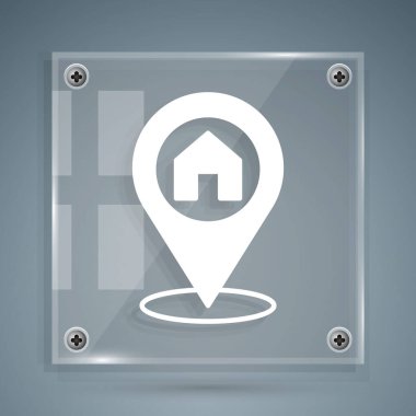 Gri arkaplanda ev simgesi olan beyaz harita işaretçisi. Ev konumu belirleyici sembol. Kare cam paneller. Vektör