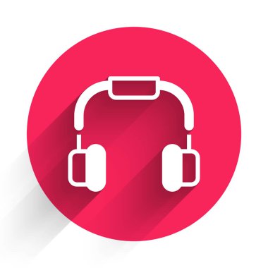 Beyaz kulaklık simgesi uzun gölgeli. Kulaklıklar. Müzik, hizmet, iletişim ve operatör konsepti. Kırmızı daire düğmesi. Vektör