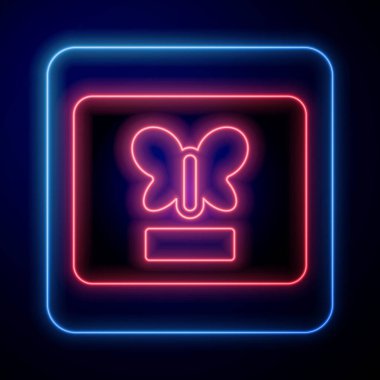 Siyah arkaplanda izole edilmiş bir çerçeve simgesinde parlayan neon kelebek. Herbaryum. Vektör