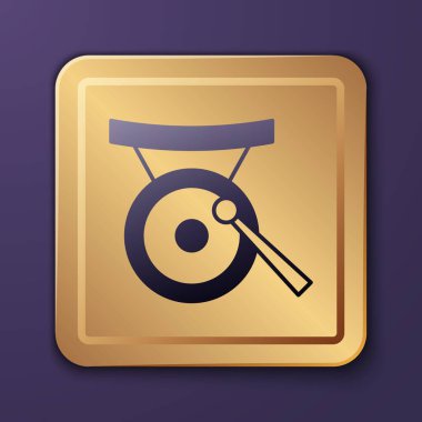 Mor gong müzik perküsyon enstrümanı dairesel metal disk ve mor arkaplanda izole edilmiş çekiç ikonu. Altın kare düğme. Vektör