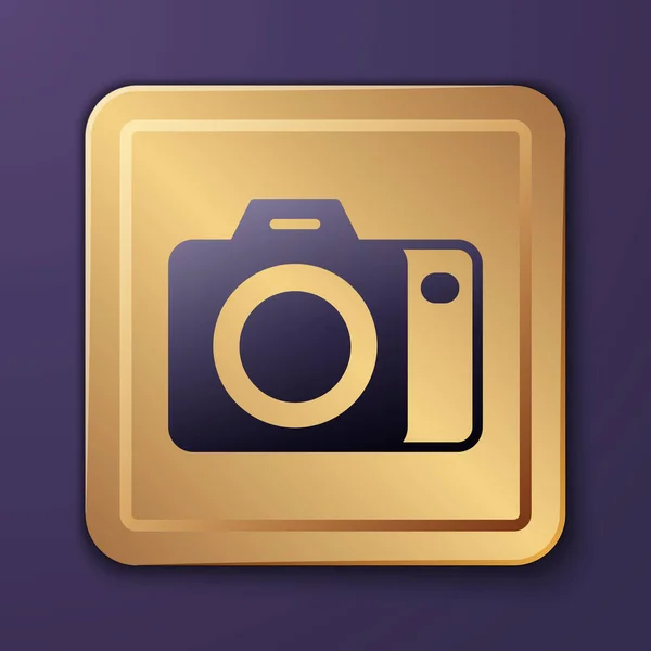 Ícone de câmera de foto roxa isolado no fundo roxo. Câmara fotográfica. Fotografia digital. Botão quadrado dourado. Vetor — Vetor de Stock