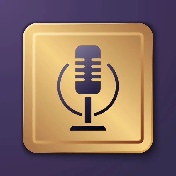 Icône de microphone violet isolé sur fond violet. Sur micro micro radio. Signal haut-parleur. Bouton carré doré. Vecteur — Image vectorielle