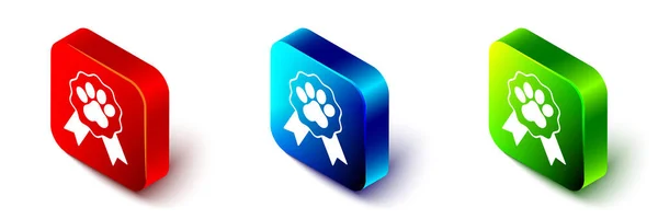 Isometric Pet symbol nagrody ikona izolowane na białym tle. Odznaka z odciskiem łapy psa lub kota i wstążkami. Medal dla zwierząt. Czerwony, niebieski i zielony przycisk kwadratowy. Wektor — Wektor stockowy