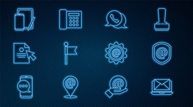 Dizüstü bilgisayarı zarf, kalkan postası ve e-posta ile ayarla, telefon konuşma balonu sohbeti, konum belirleyicisi, belge imleci, telefon grafik tableti, posta ve simge. Vektör