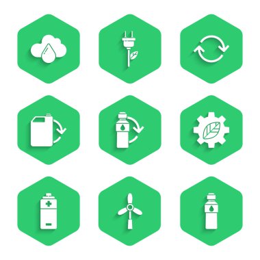 Geri dönüşüm plastik şişesi, rüzgar türbini, bir şişe su, yaprak bitkisi teçhizatı, batarya, eko yakıt tüpü, yağmur ikonlu yenilenme ve bulut ayarlayın. Vektör