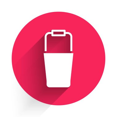 Beyaz sauna kova ikonu uzun gölge arkaplanı ile izole edilmiş. Kırmızı daire düğmesi. Vektör