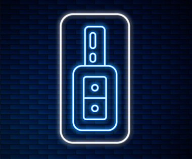 Uzaktan kumandalı, duvarda izole edilmiş parlak neon çizgili araba anahtarı. Araba anahtarı ve alarm sistemi. Vektör