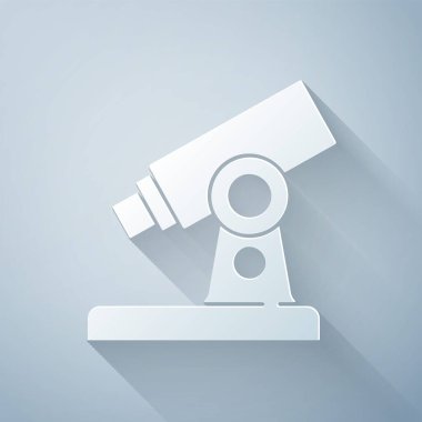 Kağıt kesiği mikroskop simgesi gri arkaplanda izole edildi. Kimya, ilaç aleti, mikrobiyoloji büyütme aracı. Kağıt sanatı tarzı. Vektör.