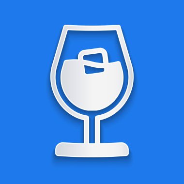 Kağıt kesiği, mavi arka planda izole edilmiş şarap bardağı ikonu. Şarap kadehi işareti. Kağıt sanatı tarzı. Vektör.