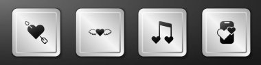 Kalp ve ok, kalp kanatları, müzik notaları, ton kalpleri ve mobil randevu uygulaması ikonu ile Amour 'u kur. Gümüş kare düğme. Vektör