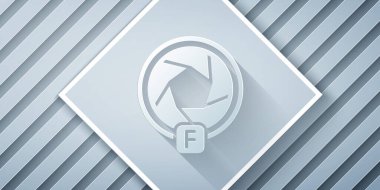 Kağıt kesiği Kamera deklanşör simgesi gri arkaplanda izole edildi. Kağıt sanatı tarzı. Vektör.