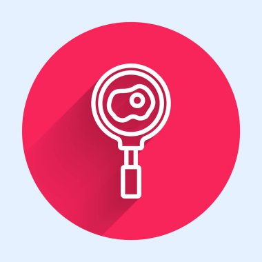 Kızartma tavasında beyaz çizgi yumurta uzun gölgeli izole edilmiş. Kızartma veya kızartma gıda sembolü. Kırmızı daire düğmesi. Vektör.