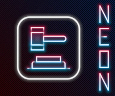 Parlayan neon hattı Yargıç Gavin ikonu siyah arka planda izole edildi. Gavel cezaların, faturaların, mahkemenin, adaletin hükmünü verecek. Açık arttırma çekici. Renkli taslak konsepti. Vektör.