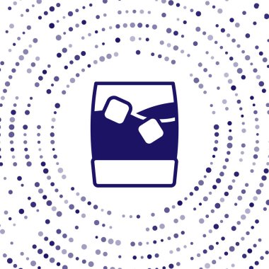 Beyaz arka planda izole edilmiş buz küpleri simgesi olan mavi bir bardak viski. Soyut çember rastgele noktalar. Vektör.