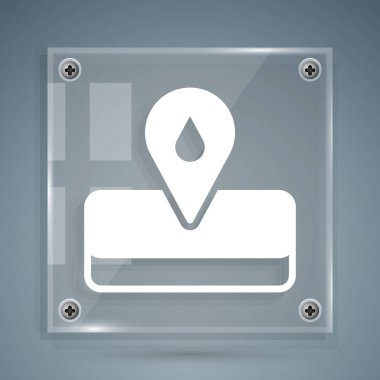 Beyaz Oilfield simgesi gri arkaplanda izole edildi. Doğal kaynaklar, petrol ve gaz üretimi. Kare cam paneller. Vektör.