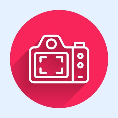 Beyaz çizgi fotoğraf makinesi ikonu uzun gölgeli izole edildi. Foto kamera. Dijital fotoğrafçılık. Kırmızı daire düğmesi. Vektör.