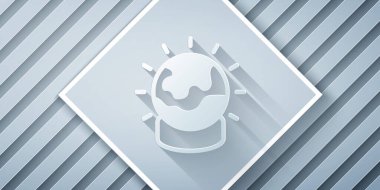 Kağıt kesiği Sihirli Top simgesi gri arkaplanda izole edildi. Kristal küre. Kağıt sanatı tarzı. Vektör.