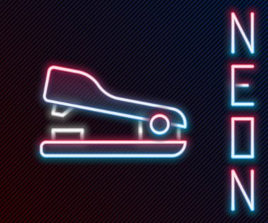 Parlayan neon hattı ofis zımbası simgesi siyah arkaplanda izole edildi. Zımba, zımba, kağıt, karton, ofis malzemeleri. Renkli taslak konsepti. Vektör