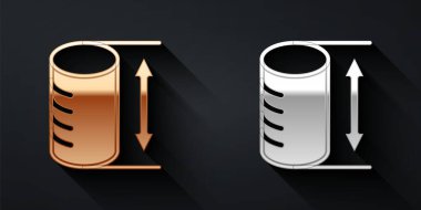 Siyah zemin üzerinde izole edilmiş altın ve gümüş renkli Height geometrik şekil simgesi. Soyut şekil. Geometrik süs. Uzun gölge tarzı. Vektör