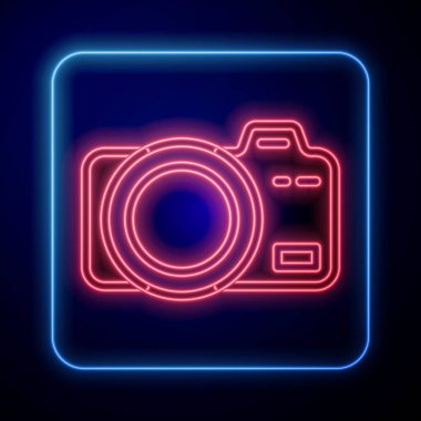 Siyah arkaplanda parlayan neon fotoğraf makinesi simgesi izole edildi. Foto kamera. Dijital fotoğrafçılık. Vektör.