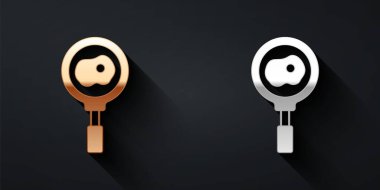 Kızarmış tavada altın ve gümüş yumurta siyah arka planda izole edilmiş. Kızartma veya kızartma gıda sembolü. Uzun gölge tarzı. Vektör.