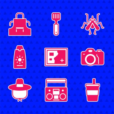 Katlanmış harita ev teybini iki hoparlörle kurun. Fotoğraf makinesi, kamp şapkası, güneş kremi tüpü, sivrisinek ve mutfak önlüğü. Vektör.