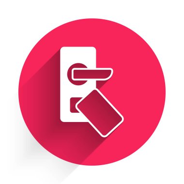 Beyaz dijital kapı kilidi kablosuz teknolojiyle izole edilmiş uzun gölge arkaplan ikonunu açmak için. Kapı kolu tabelası. Güvenlik akıllı ev. Kırmızı daire düğmesi. Vektör.