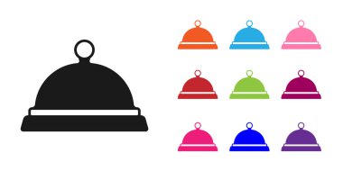 Beyaz arka planda izole edilmiş bir tepsi yiyecek ikonu ile kaplanmış. Tepsi ve kapak işareti. Kapaklı bir restoran saati. Simgeleri renklendirin. Vektör.