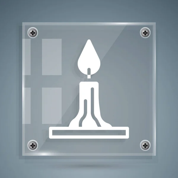 白色的烛光在烛台图标上燃烧 与灰色背景隔离 圆柱形蜡烛与燃烧的火焰粘在一起 方块玻璃面板 — 图库矢量图片