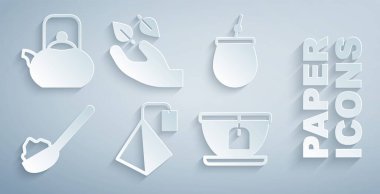 Çay poşeti Mate çay kaşığını elinde şeker kupası yaprağı ve kettle tutacağı simgesi ile hazırla. Vektör.